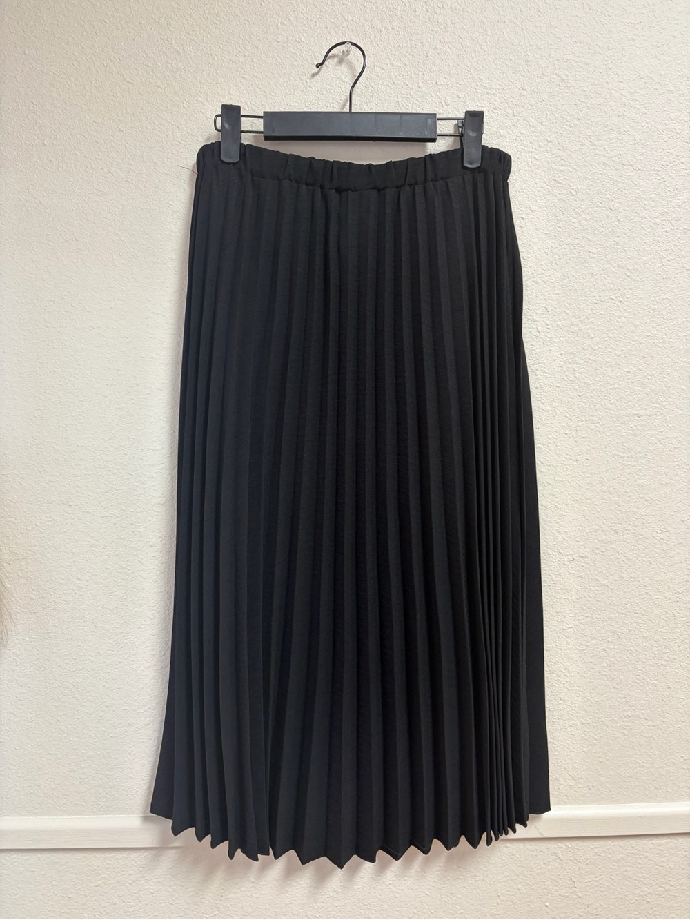 eesome Black Pleated Midi Skirt